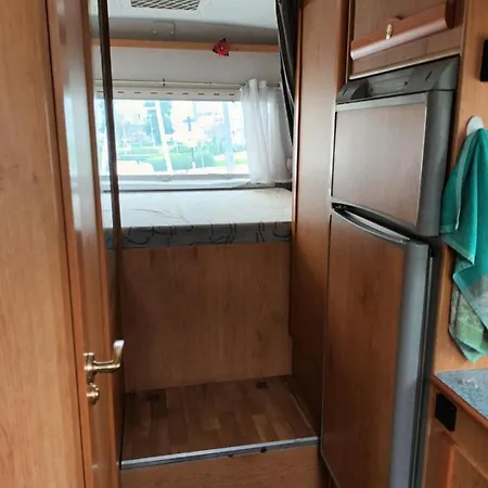 Poly Campervan 캠프장 리스본