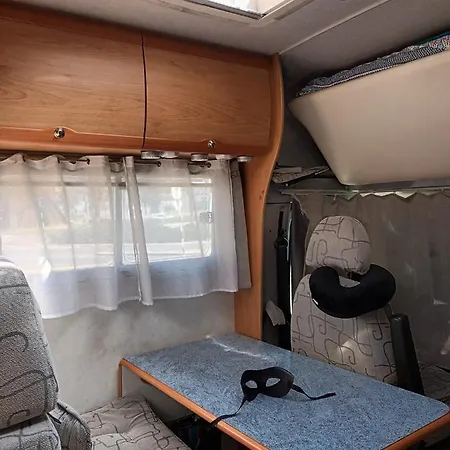 Poly Campervan 리스본