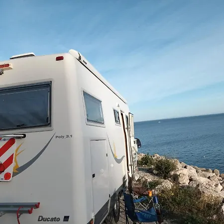 캠프장 Poly Campervan