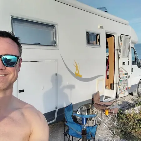 Poly Campervan Лісабон