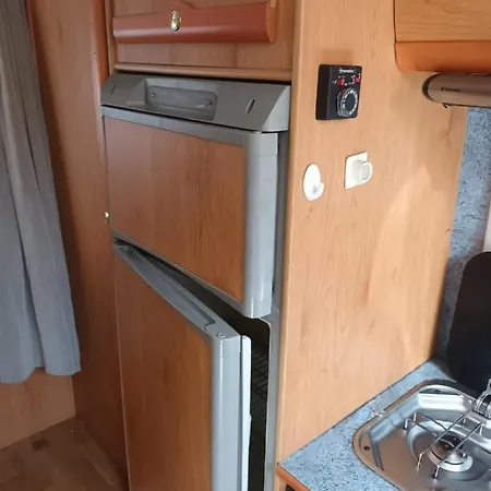 Кемпінг Poly Campervan *