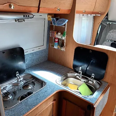 Poly Campervan 리스본